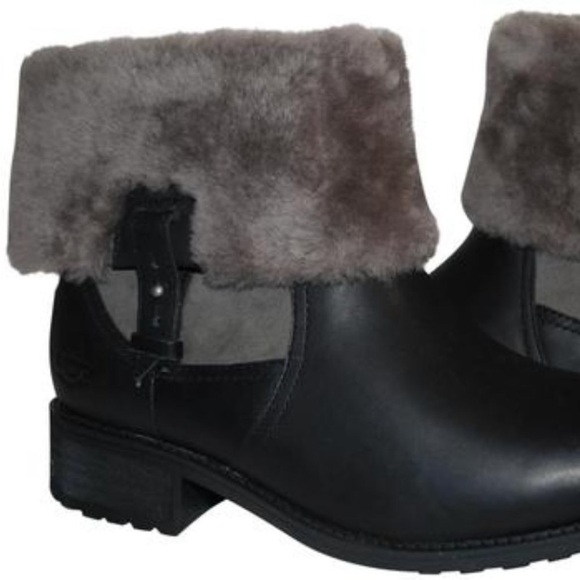 New in Box UGG Chyler Boots, Size 7 - Picture 15 of 15